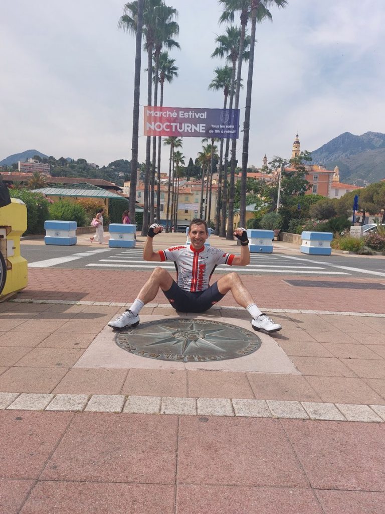 Photo souvenir à l'arrivée de la route des Grandes Alpes - Menton