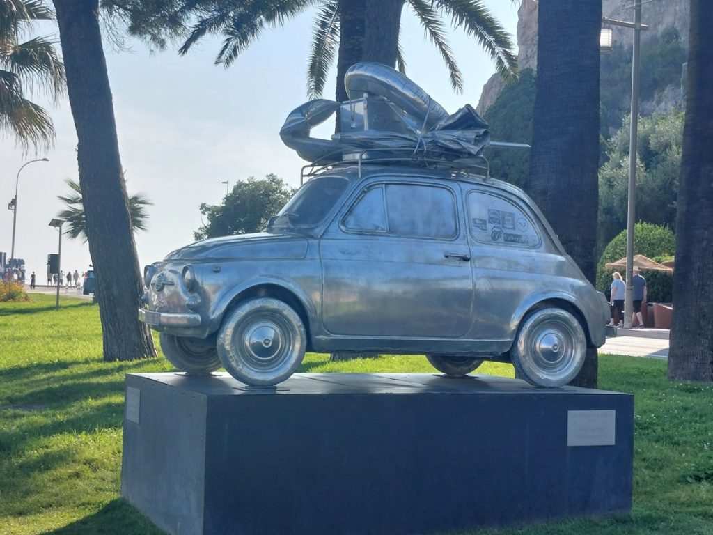 Nice- Sculpture Fiat 500 chromé