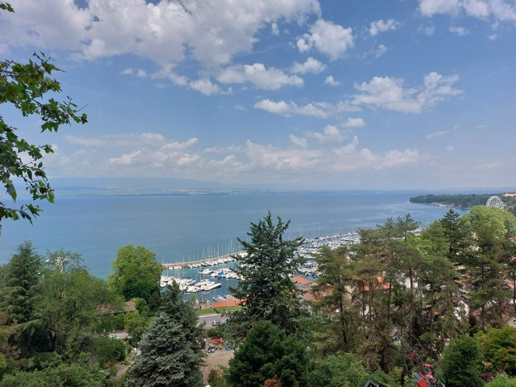 Vue du lac Léman depuis Thonon-les-Bains.