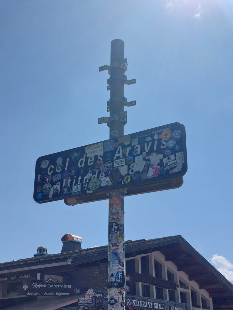 Panneau du sommet du col des Aravis
