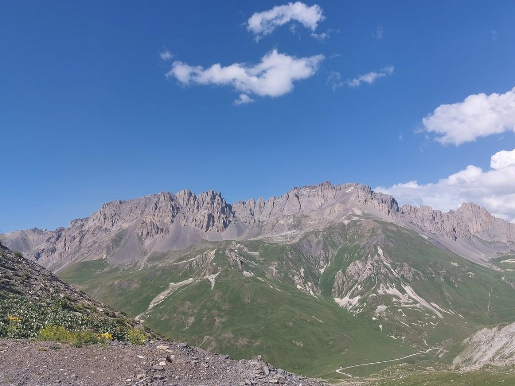 Vue des crêtes dans la montée du Galibier