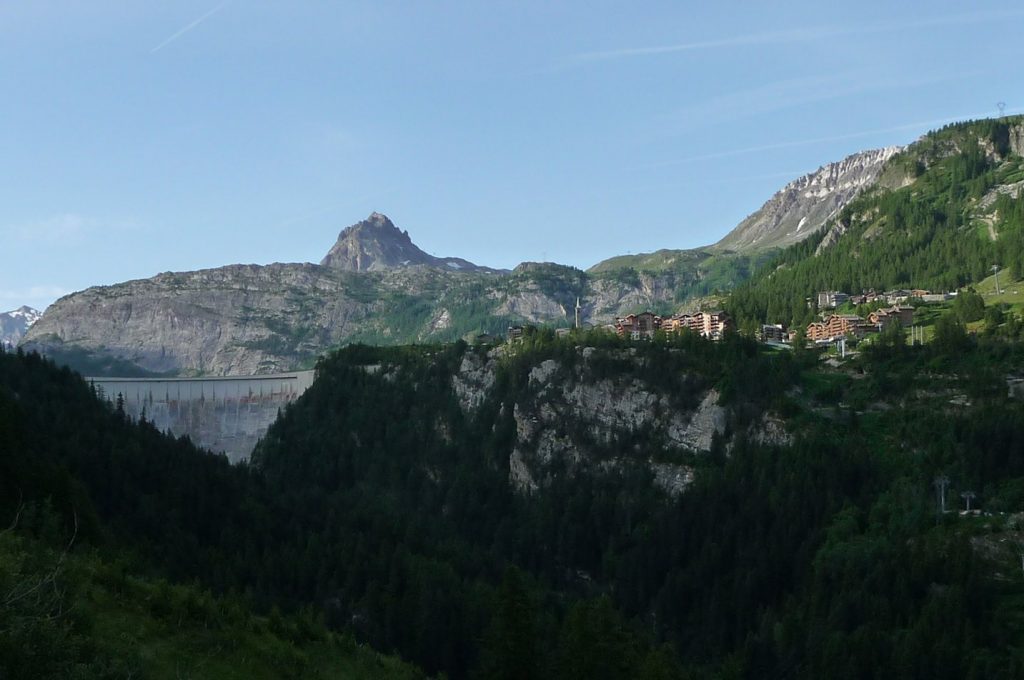 Vue du barrage de Tignes et de la station Tignes les Boisses