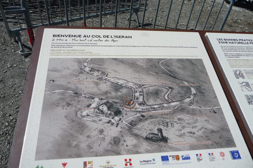Panneau touristique au sommet de l'Iseran