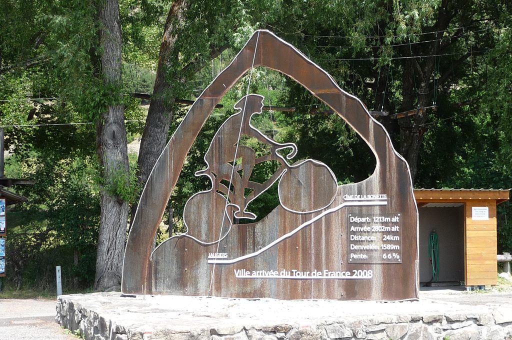 Sculpture à Jausiers - Mise en avant du col de la Bonette