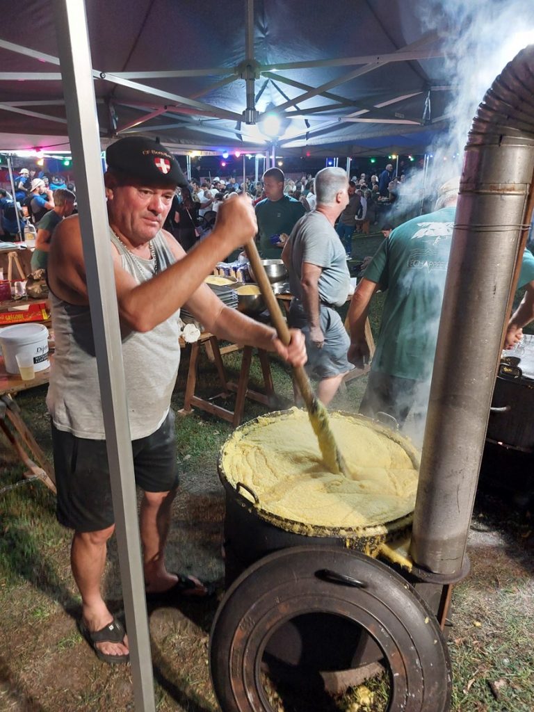 Polenta préparée par les bénévoles